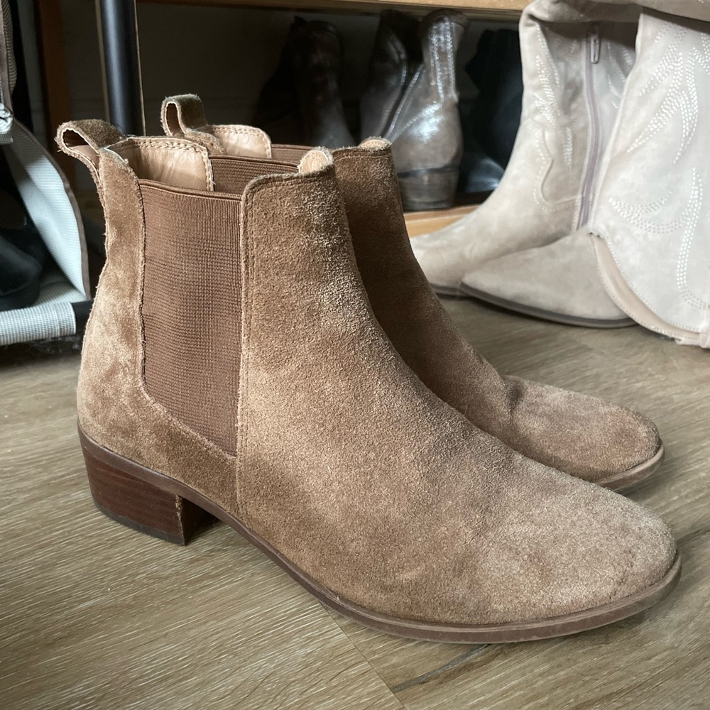 Steve Madden Suede Boots
Brown
Size 8
